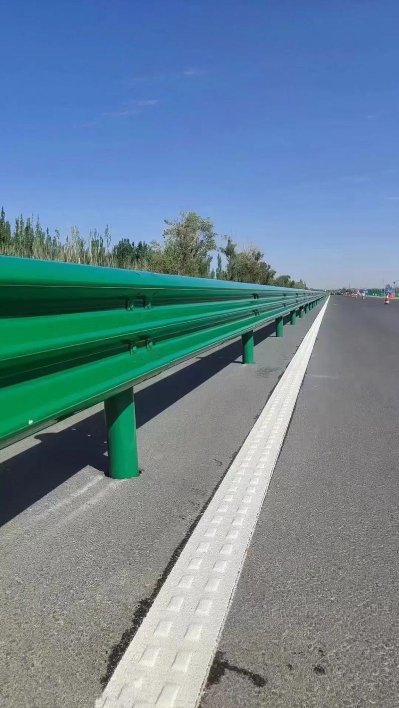 鄉(xiāng)村公路、高速公路與國(guó)省一級(jí)公路波形護(hù)欄 品質(zhì)保障，全國(guó)直發(fā)